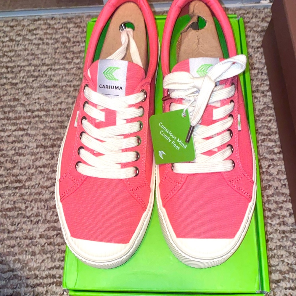 Cariuma Pink and Cream Sneakers Vibrant Low-Top Design